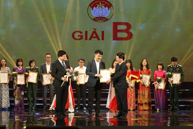 Ông Hầu A Lềnh, Ủy viên Trung ương Đảng, Phó Chủ tịch  - Tổng Thư ký UBTƯ MTTQ Việt Nam và ông Nguyễn Thế Kỷ, Ủy viên Trung ương Đảng, Tổng Giám đốc Đài Tiếng nói Việt Nam trao giải B cho các tác giả đạt giải.   