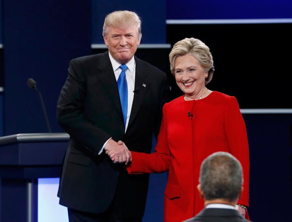 Hai ứng viên bắt tay nhau trước khi tranh luận. (Ảnh: Reuters)