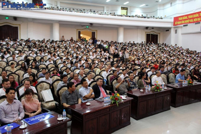 Rất đông học sinh và người dân đến tham dự khai mạc.