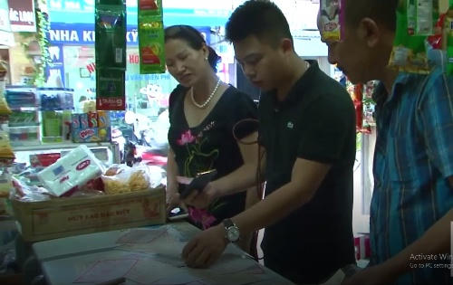 Người d&acirc;n cung cấp cho PV Ph&aacute;p luật Plus nhiều bi&ecirc;n lai, ph&aacute;i lai đ&oacute;ng tiền thuế sử dụng đất trong nhiều năm.