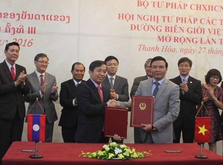 Đại diện Đại học luật Hà Nội và Học Viện Tư pháp Lào ký kết thỏa thuận hợp tác đào tạo.