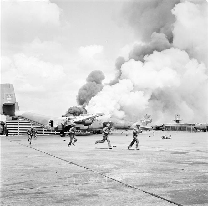 Ngày 28/4/1975, các trận địa pháo của ta nã đạn vào sân bay Tân Sơn Nhất. Đúng 11 giờ 30 phút ngày 30/4, lá cờ "Quyết thắng" của quân đội ta đã tung bay trên đỉnh cột cờ Bộ Tư lệnh không quân ngụy. Tuy nhiên, phải tới 14 giờ ngày 30/4, sân bay Tân Sơn Nhất mới thực sự im tiếng súng. Ảnh: Đinh Quang Thành/TTXVN