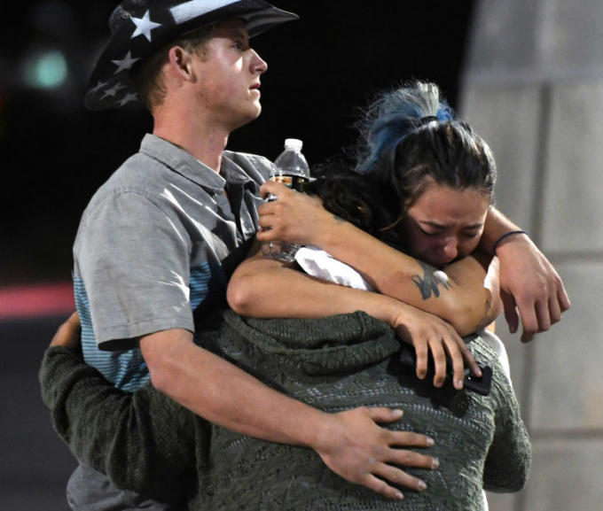 Vụ xả súng đêm 1/10 tại lễ hội âm nhạc đồng quê Route 91 Harves là vụ xả súng đẫm máu nhất trong lịch sử nước Mỹ tính đến ngày hôm nay. Tổng thống Mỹ Donald Trump coi đây là hành động của ác quỷ. Nghi phạm ban đầu được xác định là Stephen Paddock (64 tuổi). Hiện chưa rõ động cơ xả súng của nghi phạm Stephen Paddock là gì, song tổ chức khủng bố Nhà nước hồi giáo tự xưng IS tuyên bố nhận trách nhiệm. Tuy nhiên Cục điều tra liên bang Mỹ FBI cho biết chưa có bằng chứng cho thấy vụ xả súng này có liên quan đến bất cứ tổ chức khủng bố quốc tế nào. (Ảnh: Getty)