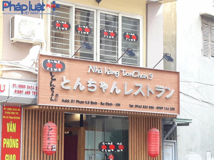 Địa chỉ nhà hàng nằm cùng 1 bên đường với nhà thuốc.