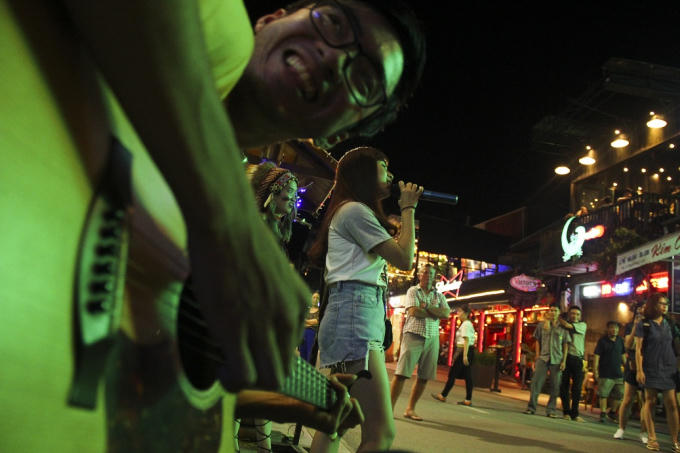 Các nhóm bạn trẻ cũng có cơ hội thể hiện tài năng ca hát khi giao lưu với những nhóm nhạc đường phố tại đây.