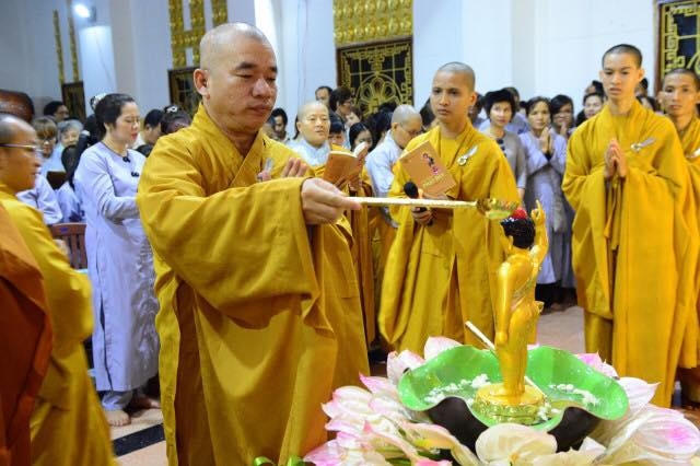 Tiếp theo là chư tăng bổn tự.