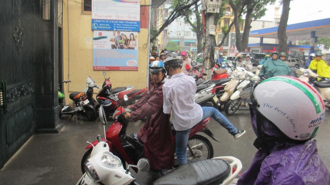 Chị Hạnh (Thái Hà - Đống Đa) chia sẻ: "Mặc dù nhà ngay đây nhưng 2 mẹ con vẫn phải đến sớm để con vào phòng thi tốt. Sáng nay cháu cũng làm bài khá ổn, hi vọng chiều nay với tâm lý sẵn sàng cháu sẽ đạt kết quả tốt".
