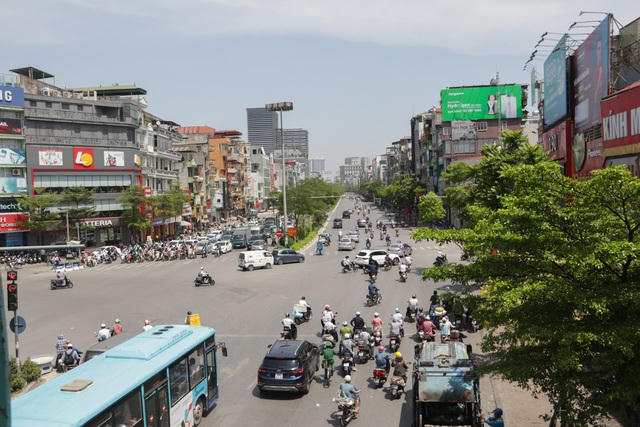 Hôm nay nắng nóng gay gắt bao trùm cả nước. Tại Hà Nội, nhiệt độ ngoài trời thực tế đo được tại nhiều khu vực cũng trên 40 độ C.