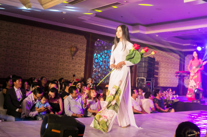 Trình diễn Áo dài “Hương xưa” của NTK Trần Việt Sơn tại Huế