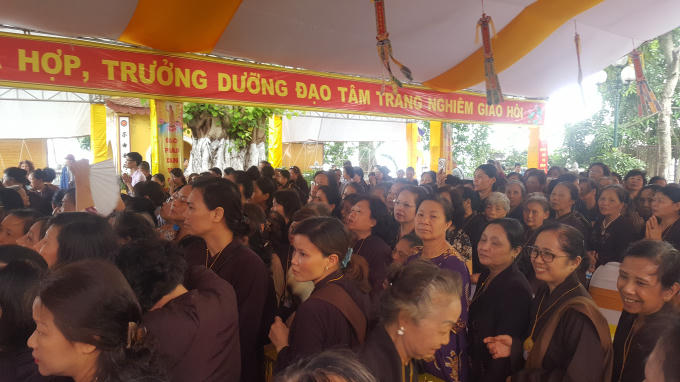 Sau nghi lễ tụng kinh Phật đản truyền thống, các Phật tử đã tập trung để làm lễ tắm cho Phật tiếp theo.