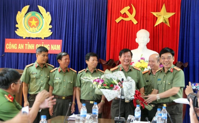 Ban chuyên án nhận biểu dương khen thưởng.