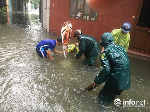 Lực lượng dân phòng phường Tân Chính (quận Thanh Khê, Đà Nẵng) giúp khơi thông cống rãnh để giảm ngập lụt tại các khu dân cư trên địa bàn phường do mưa lớn từ đêm 8/12 đến trưa nay 9/12. (Ảnh: HC)
