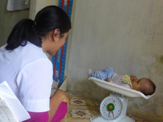 Cũng trong ngày này, tại các trạm y tế xã kết hợp uống vitamin A và kiểm tra sức khỏe, đo chiều cao, cân nặng cho trẻ.