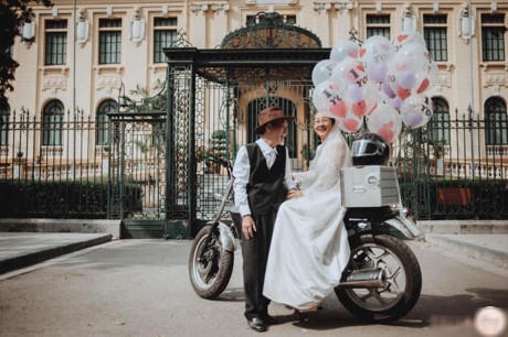 Được biết, hai nhân vật chính của bộ ảnh này là nghệ sĩ Mai Ngọc Căn và vợ là bà Tống Thị Thanh Sơn trong trang phục cô dâu, chú rể sau khoảng thời gian gần 50 năm cả hai người quyết định về chung sống một nhà.