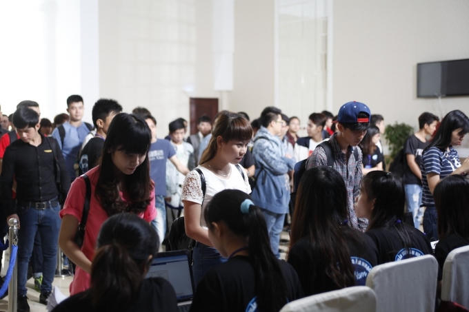 Đông đảo thí sinh đến đăng ký.