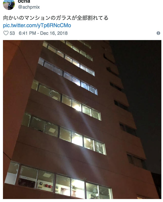 Bức ảnh m&ocirc; tả những tấm cửa sổ vỡ n&aacute;t tr&ecirc;n Twitter