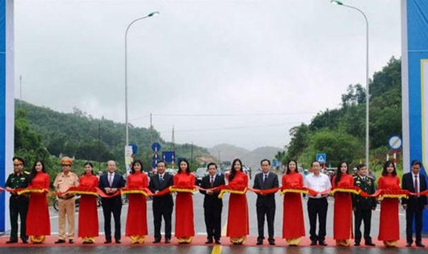 Lễ cắt băng khánh thành thông xe cao tốc Hòa Lạc - Hòa Bình.