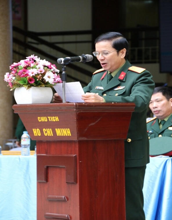 Đại tá Phan Văn Long( phó chính ủy nhà trường) phát biểu khai mạc ngày hội