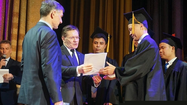 Tổng giám đốc ROSATOM Alexey Likhachev trao bằng tốt nghiệp cho sinh viên Việt Nam tốt nghiệp xuất sắc tại trường ĐH nghiên cứu hạt nhân quốc gia Nga vào tháng 3/2018. Nguồn: nhandan.com.vn