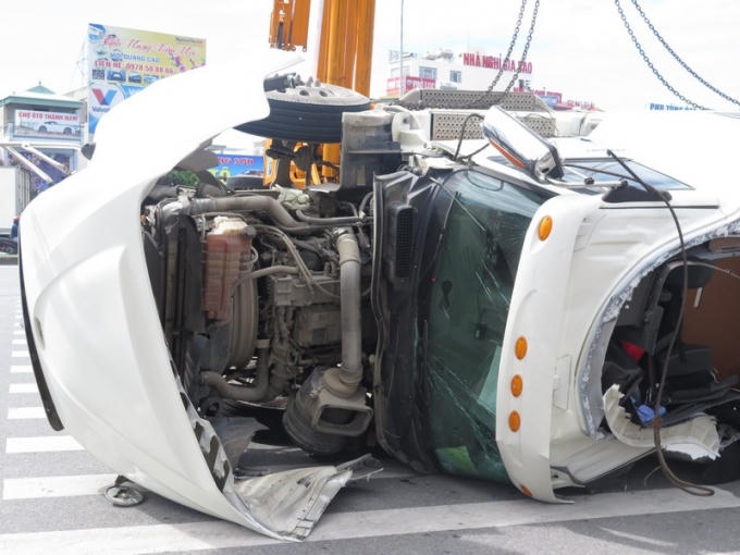 Đầu kéo của xe bị biến dạng, kính xe bị nứt vỡ.