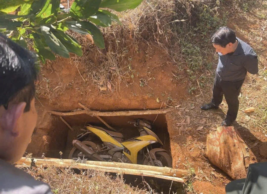 Chiếc mô tô được giấu dưới hố sâu gần khu công nghiệp Diên Phú. Ảnh: Công an tỉnh Gia Lai