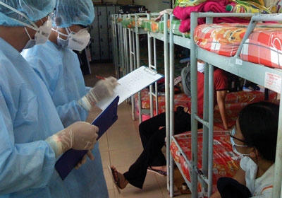 Kiểm tra phòng chống dịch tại một khu nhà ở dành cho công nhân. Ảnh minh họa: T.L