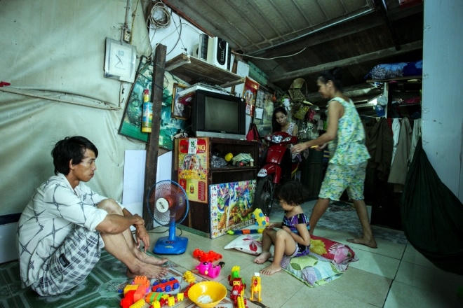 Căn nhà gỗ có diện tích khoảng 20 m2 của gia đình bà Nguyễn Thị Lệ nằm ven kênh Tẻ. Bà cho biết, nhà có 6 người, bao gồm các con, cháu trong gia đình. "Cách đây vài năm, tôi cũng có nghe chủ trương giải tỏa nhà cửa ven kênh nhưng chờ hoài chưa thấy. Tôi mong chính quyền sớm di dời bà con ở đây đến nơi ở mới khang trang hơn. Sống ở đây chật chội và ô nhiễm lắm", bà Lệ chia sẻ.