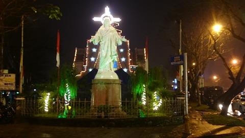 Tại các nẻo đường gần Dòng Chúa Cứu Thế trang trí thật bắt mắt.