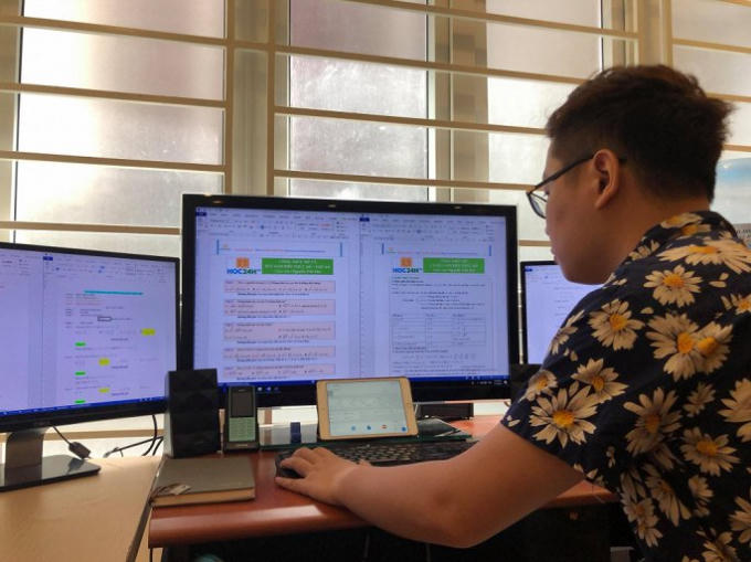 Giáo án phải được cập nhật liên tục nên thầy giáo trẻ không có nhiều thời gian cho bản thân.