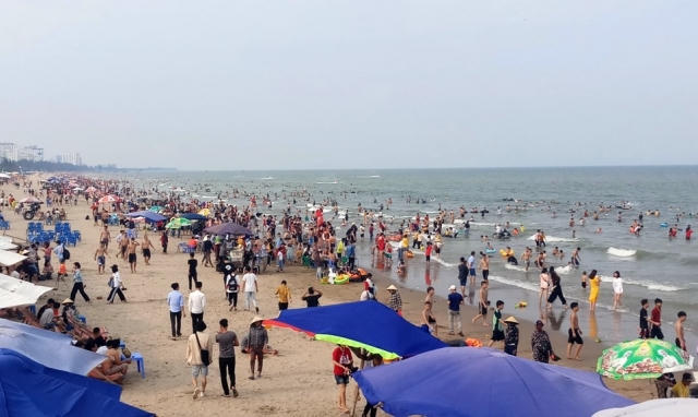 Hàng nghìn người đổ về biển Sầm Sơn trong ngày đầu nghỉ lễ