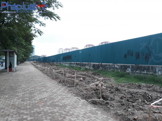 Phía tiếp giáp với đường Lạc Long Quân của dự án vẫn là hàng rào cũ.