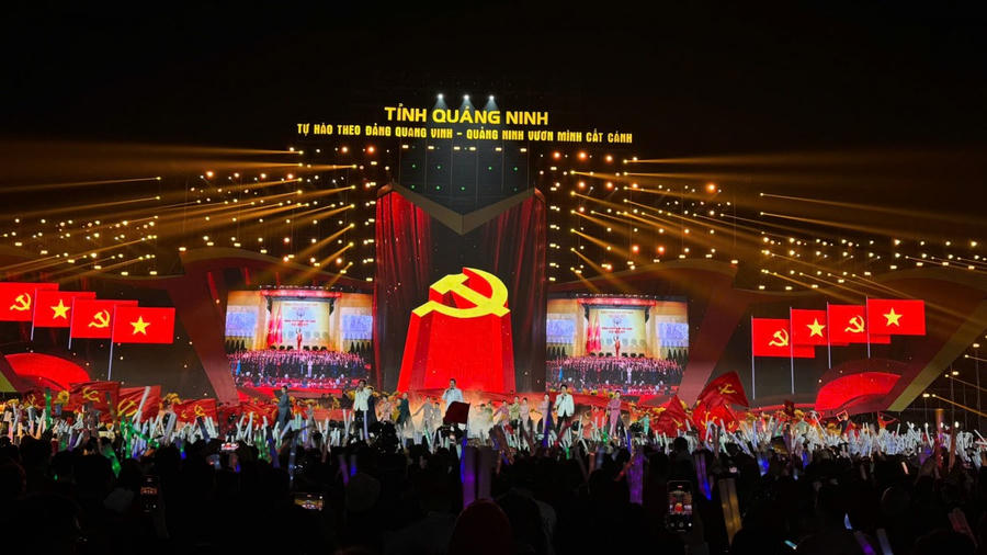 Sân khấu chương trình nghệ thuật “Tự hào theo Đảng quang vinh – Quảng Ninh vươn mình cất cánh” với thiết kế lấy cảm hứng từ đôi cánh vươn cao, kết hợp công nghệ trình diễn hiện đại, tạo ấn tượng mạnh với khán giả.