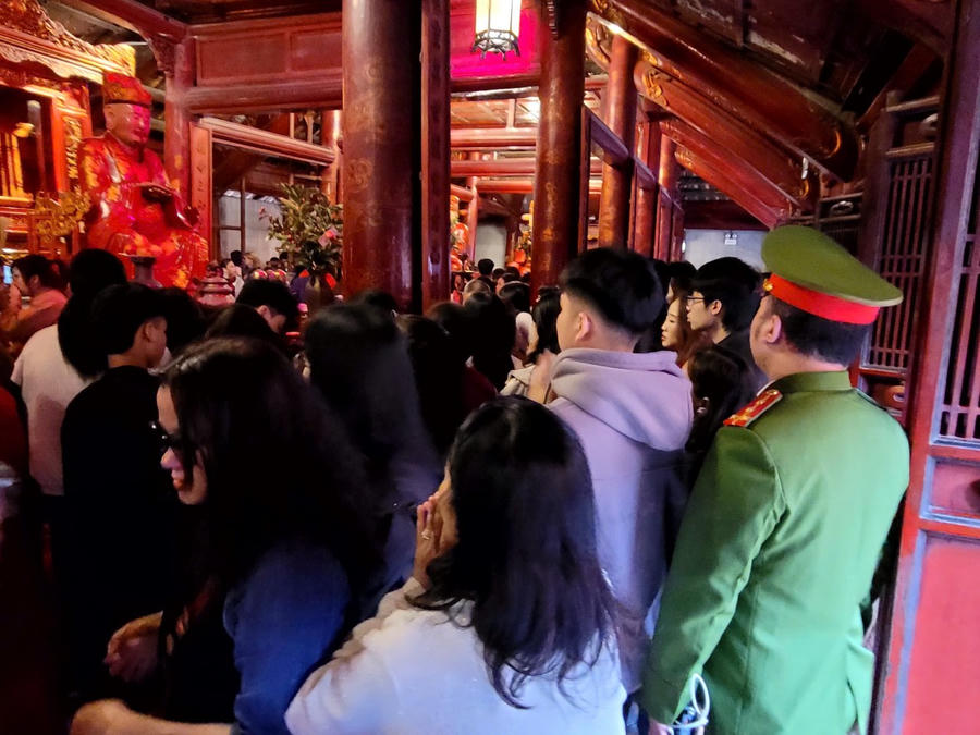 Khu vực điện thờ các bậc Tiên thánh, Tiên hiền cũng nghi ngút khói hương. Người dân thành kính dâng lễ, chắp tay cầu nguyện cho gia đạo bình an, vạn sự hanh thông. (Ảnh: Phạm Duy)