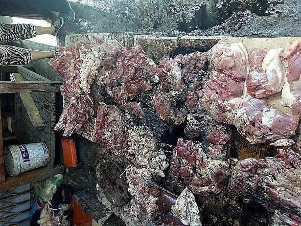 Sạp thịt lợn của chị Xuyến bị hai ngượi phụ nữ hắt chất bẩn.