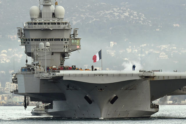 Tàu sân bay Charles de Gaulle là tàu dẫn đầu của Hải quân Pháp và là tàu chiến lớn nhất tại khu vực tây Âu đang trong biên chế. Bắt đầu đi vào hoạt động từ năm 2001, Charles de Gaulle là chiếc tàu mặt nước chạy bằng năng lượng hạt nhân duy nhất của Pháp. Từ đầu tháng 2/2017, tàu sân bay này bắt đầu trải quá trình bảo dưỡng và nâng cấp. (Ảnh: AFP)