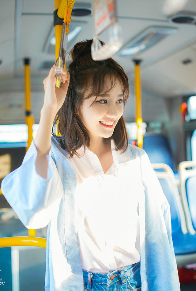 Vy chia sẻ: "Bộ ảnh xe buýt được em và Nguyễn Nhi lên ý tưởng khá lâu nhưng gần đây mới thực hiện được, vì phải tìm hiểu về tuyến đường xe chạy thời gian xe dừng. Vì không thể chụp trong lúc xe chạy, sẽ rất khó để bắt khoảnh khắc cũng như canh ánh sáng..."