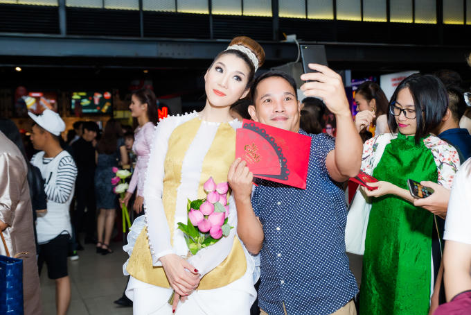 Siêu mẫu Ngọc Quyên trở về nước để đồng hành cùng ekip đoàn phim đoàn phim Mẹ Chồng của đạo diễn Lý Minh Thắng thực hiện những kế hoạch quảng bá cho bộ phim.