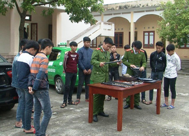Nhóm học sinh mang hung khí đến đánh bạn bị bắt giữ cùng số tang vật chuẩn bị gây án.