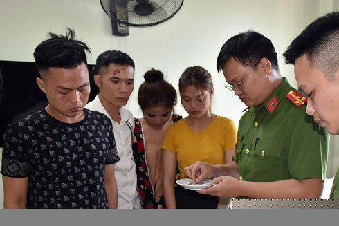 Nhóm thanh niên sử dụng ma túy trong khách sạn bị bắt giữ cùng tang vật. Ảnh: Công an Ninh Bình.