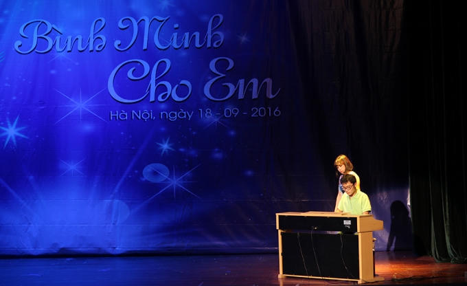 Trung Hiếu, 1 trường hợp điển hình của tự kỷ nhưng lại là một tài năng, em có thể chơi nhiều nhạc cụ : Piano, Guitar, Saxophone, Sáo...