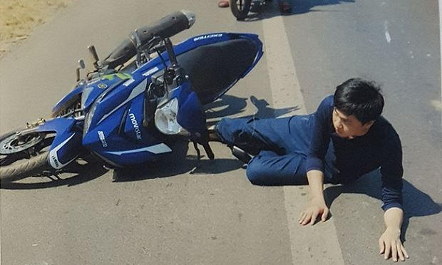 Minh cho rằng bị té ngã xe do bị nhóm của anh Thông ném đá.