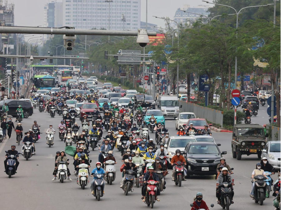 Lượng phương tiện gia tăng nhanh trong buổi chiều ngày làm việc cuối cùng của năm.