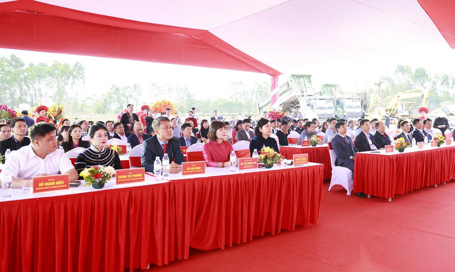 Các đại biểu dự lễ khởi công.