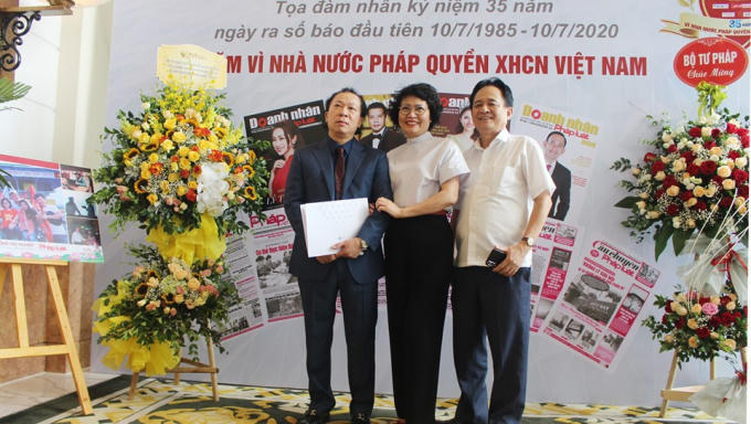 Tiến sĩ Đào Văn Hội, Tổng biên tập Báo Pháp luật Việt Nam, nguyên Phó Tổng biên tập Thường trực Báo Pháp luật Việt Nam Đặng Ngọc Luyến chụp ảnh lưu niệm cùng khách mời nhân Tọa đàm 35 năm ngày Báo PLVN ra số báo đầu tiên.