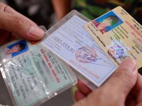 Bộ GTVT cho rằng quy định chuyển đối giấy phép lái xe sang vật liệu PET là hoàn toàn phù hợp với yêu cầu thực tiễn. (Hình minh họa)