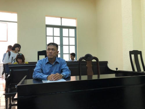 Họa sĩ Lê Linh có mặt tại phiên tòa từ sớm. Ảnh: Thanh Niên