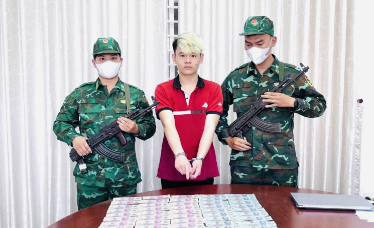 Phan Ngọc Bảo Phúc có hành vi tàng trữ trái phép tiền Việt Nam giả.