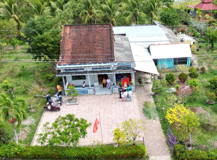 Bàn thờ Tổ quốc, thành kính “mời Bác về ăn Tết”, được đặt ở vị trí trang trọng nhất trong nhà để các thành viên trong gia đình sớm tối dâng hương, bày tỏ lòng biết ơn.