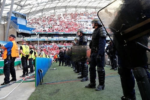Đứng bảo vệ dưới đường pitch