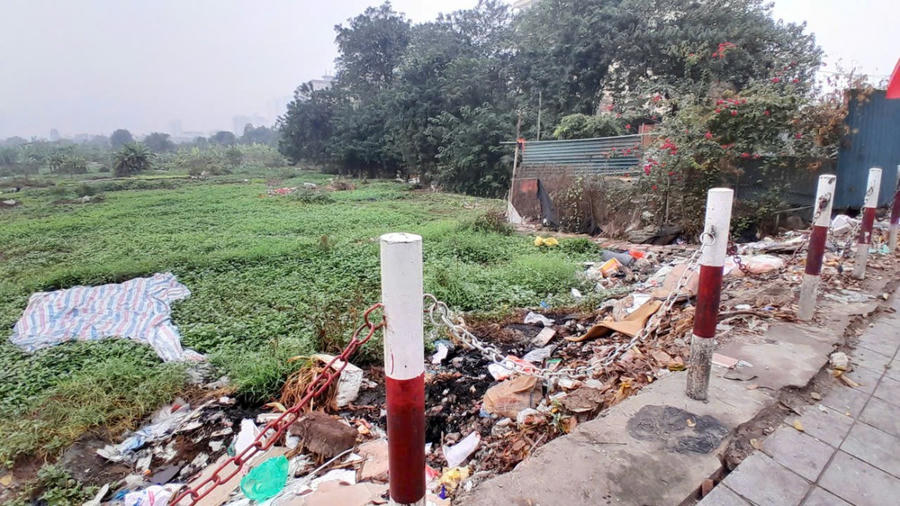 Rác thải được đổ tự phát trong khu đất dự án gây ô nhiễm môi trường và mỹ quan đô thị.